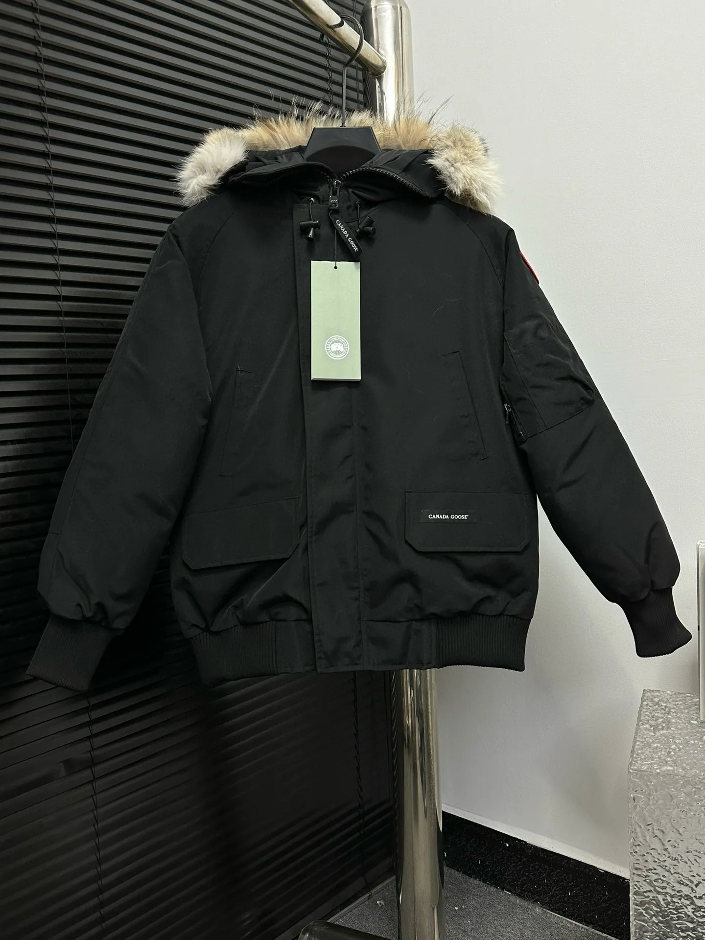 P780 [Canada goose] 01 Exdition Parka Down Jacket for Couples. Genuine original version. You need to compare with the genuine product at any time. All accessories are custom-made from the original factory. 💯The softness and hardness of the fabric is compared with the original one. It can be restored by kneading at will (fabric misunderstanding: fabrics with high hardness are not waterproof. Only those who buy the latest authentic version this year will notice the softness and comfort of the fabric) 💯The down is synchronized with the genuine white duck down, fluffy and not lumpy. Electronically controlled velvet filling machine 💯Customized zippers with genuine YKK military-grade copper core zipper pullers, high hardness and no jamming 💯The fur collar is purchased from Western Canada coyote skin original customization 💯All workmanship and wiring are controlled by workers with more than ten years of service. They must be horizontal and vertical, and are not crooked. The inner wiring density is more sophisticated. Feel free to compare 💯label, collar label, washed label, hangtag, zipper rope, pocket label Back label, collar velvet, Velcro fasteners, cuffs, all details are updated simultaneously with the original product. The best version, the most complete colors, battle all kinds of worldly goods, sizes: XS-XXL